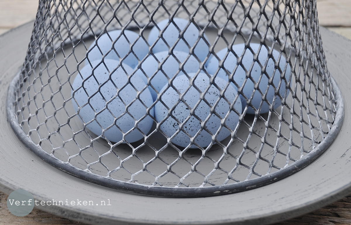 DIY bespikkel een paasei met krijtverf