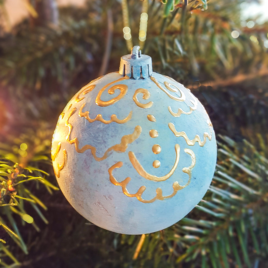 Kerstbal versierd met reliëf-contourpasta in goud