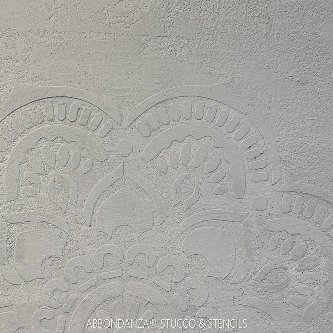 Mandala stencil met stucco op een muur