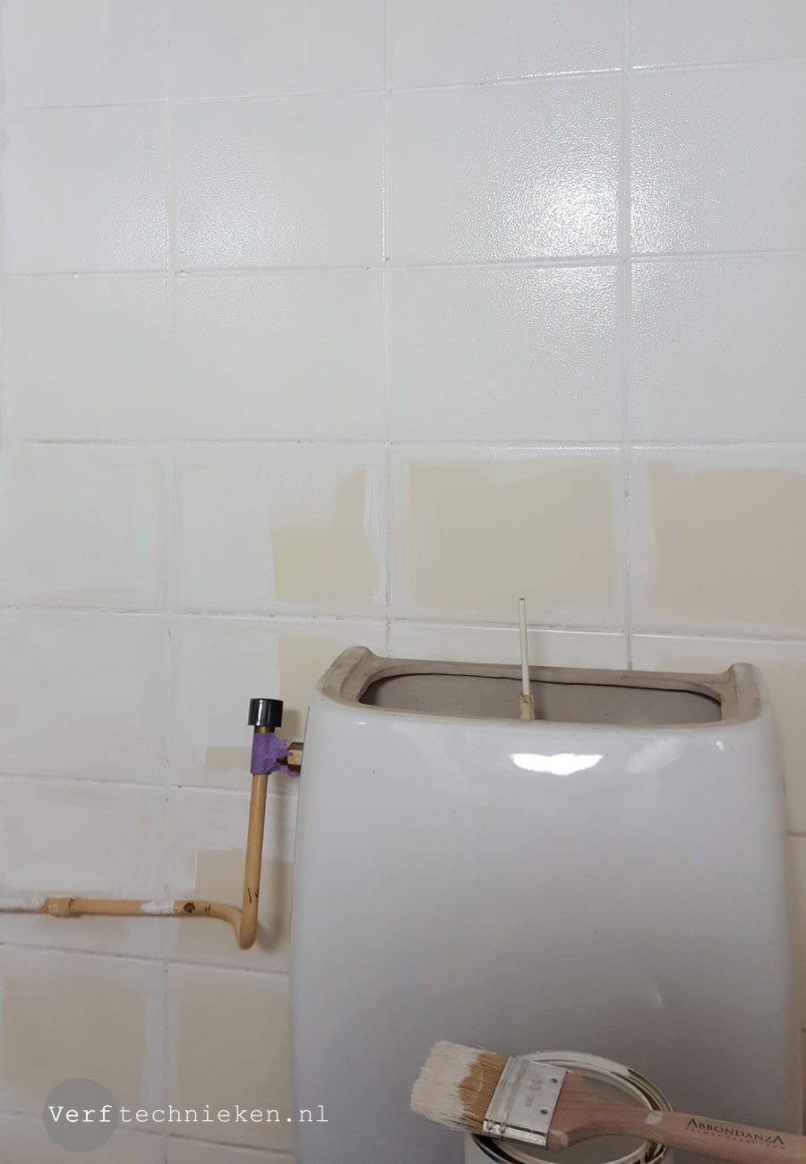 Spiksplinternieuw Tegels in het toilet verven met Abbondanza Soft Silk verf CW-02