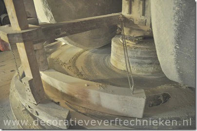Traditionele verfbereiding in verfmolen de Kat